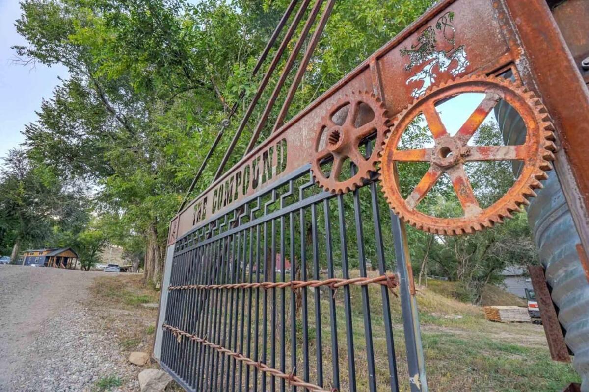 Red Rock Treehouse Unique In Old Colorado City Colorado Springs Esterno foto